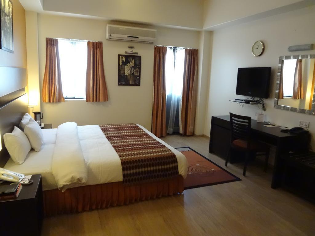 Chateau Windsor Hotel - Marine Drive Mumbai Exterior foto