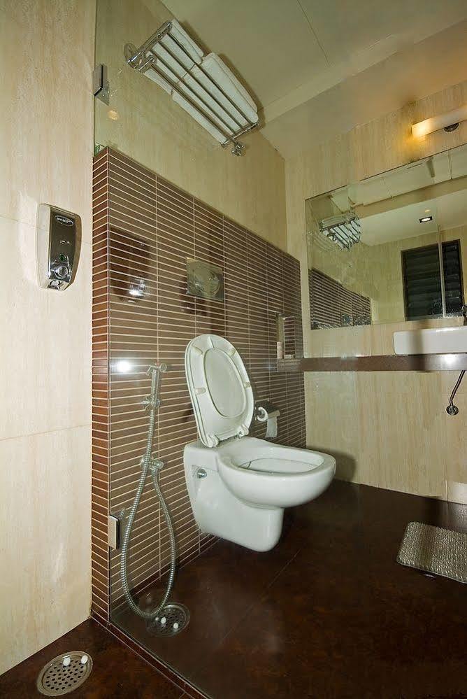 Chateau Windsor Hotel - Marine Drive Mumbai Exterior foto