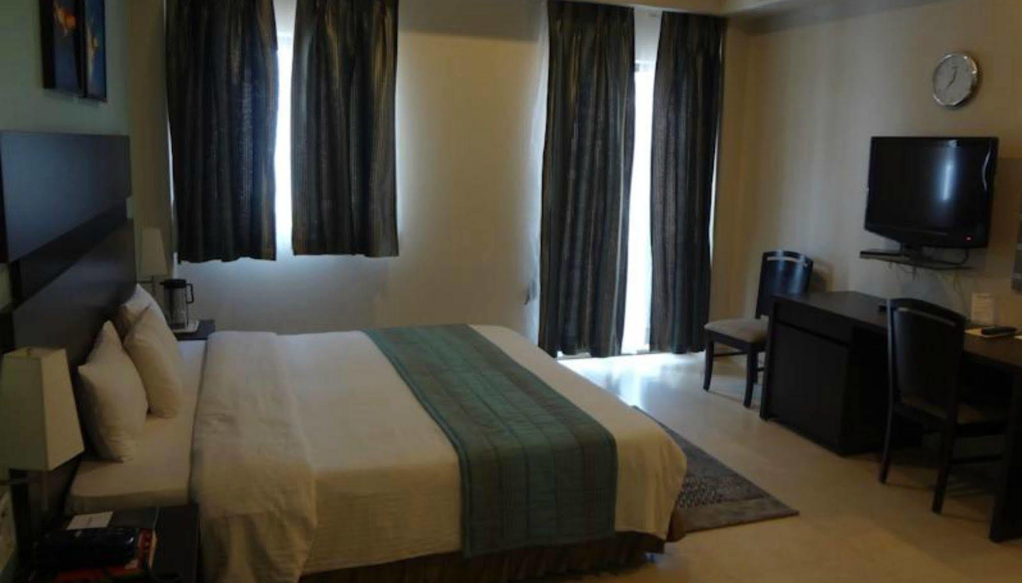 Chateau Windsor Hotel - Marine Drive Mumbai Exterior foto